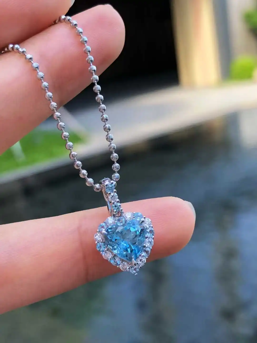 

Кулон с аквамарином Санта-Марии 1,62 карата, золото 18 карат с бриллиантовой оправой