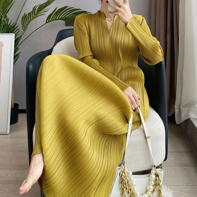 Pleated Dress Women\'s Long Sleeve Spring and Autumn 2023 New V-Neck Bottom Skirt Slim Fit Long Dress