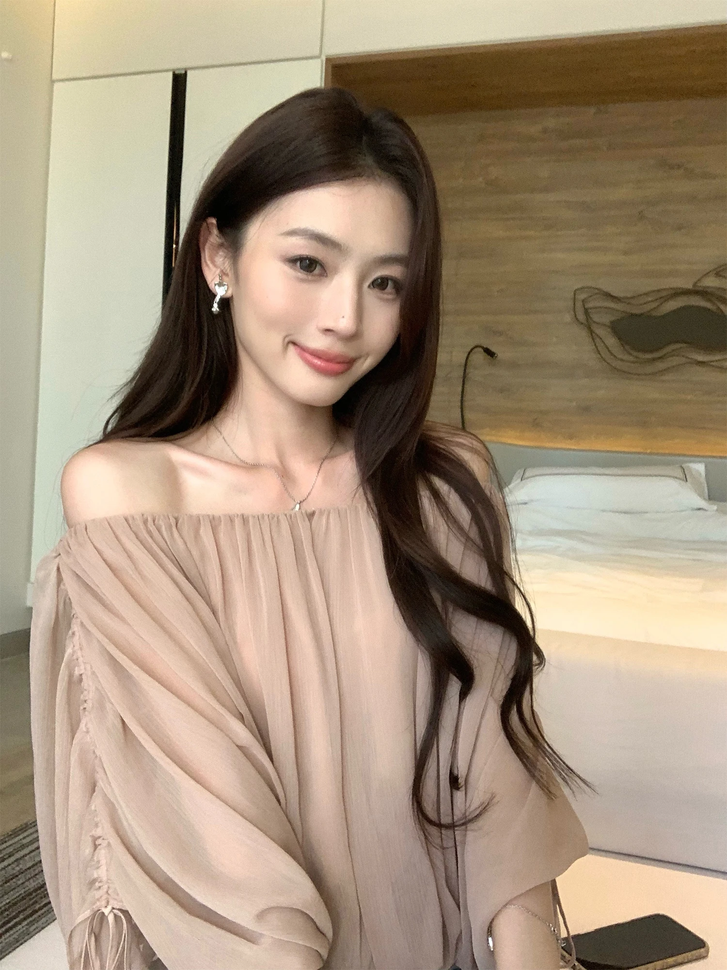 

Топ Pusumede Gentle Trap Atmosphere Pink из шифона с одним открытым плечом, женский, свободного кроя, с дизайном с открытыми плечами, в повседневном стиле, из полиэстера