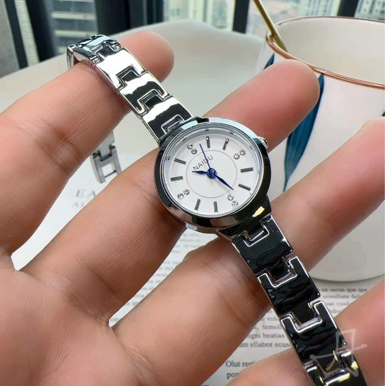 

Niche watch with high aesthetics, student-friendly, Korean style, forest-like simplicity, retro charm, small and exquisite dial,