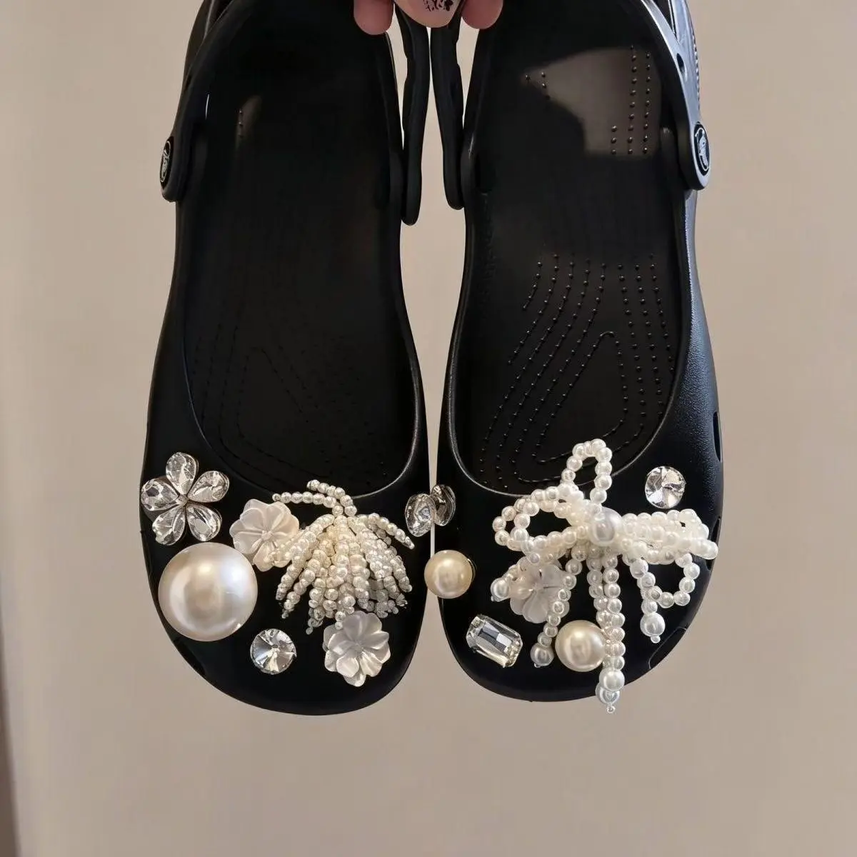 Sapatilhas de balé femininas, sandálias, sapatos femininos com furos, calçados femininos de praia de uma só peça, chinelos frescos para casa, feminino