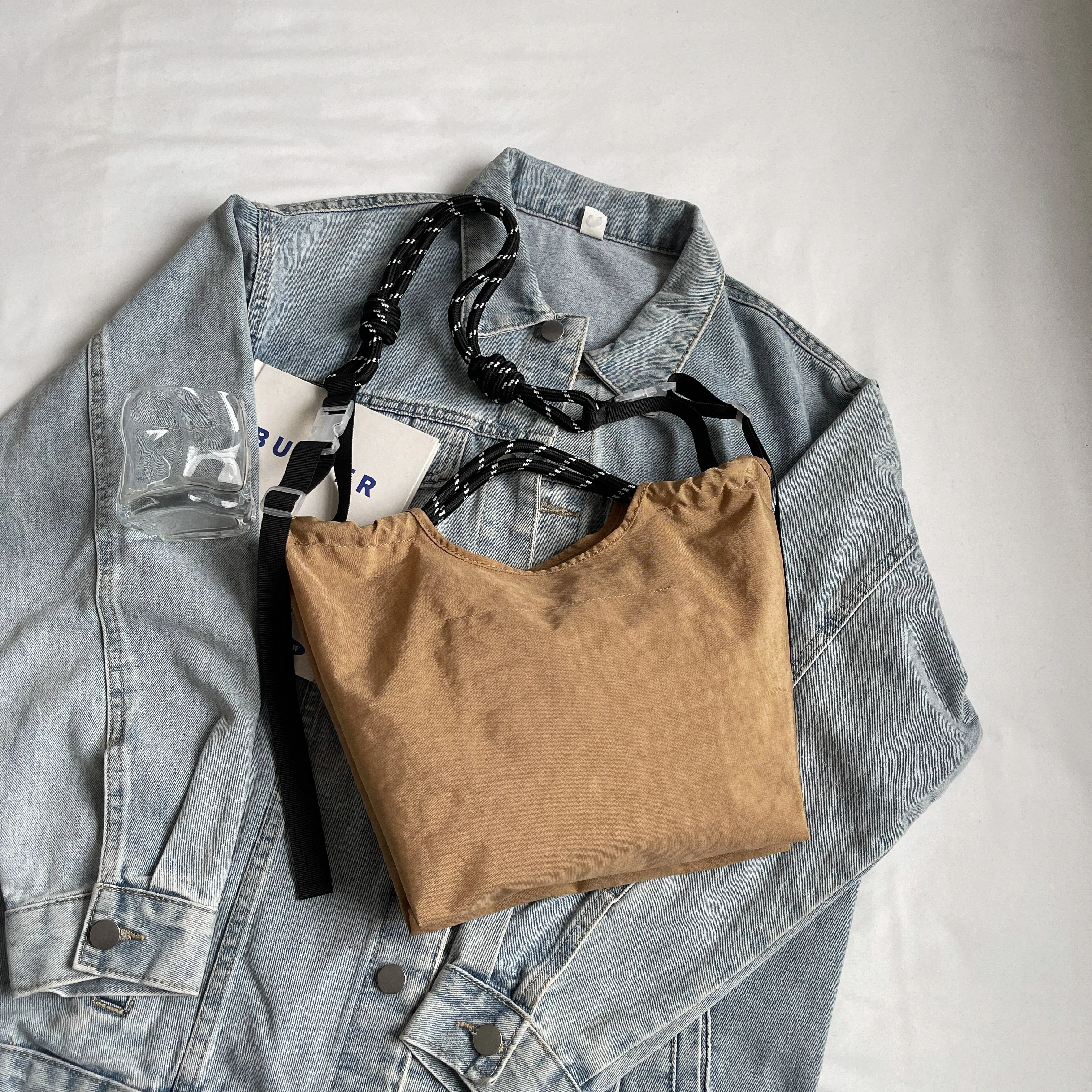 2025 صيف جديد سعة كبيرة التنقل حمل حقيبة المرأة حقيبة النمط الغربي المطرزة المحمولة دلو حقيبة الكتف Crossbody B