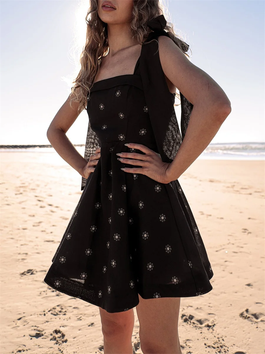 Ärmelloses Damen-Minikleid im Boho-Stil mit V-Ausschnitt, Blumendruck, Rüschensaum, verstellbaren Spaghettiträgern und Bindedetail auf der Rückseite