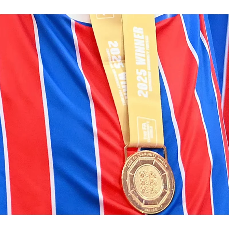 Nouvelle médaille de champion en métal Community Shield 2025, souvenir de football pour les fans à collectionner avec ruban, offre spéciale