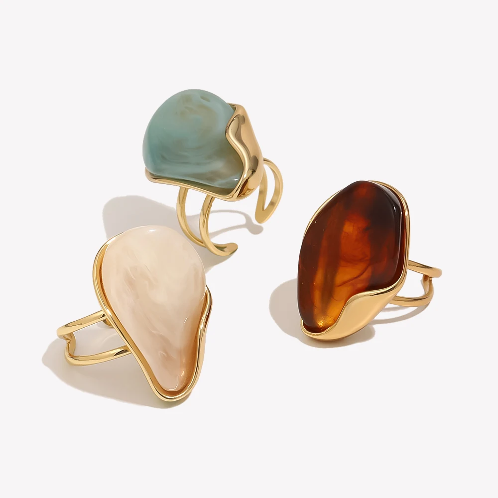 Bijou femme tendance bague ouverte dorée et résine