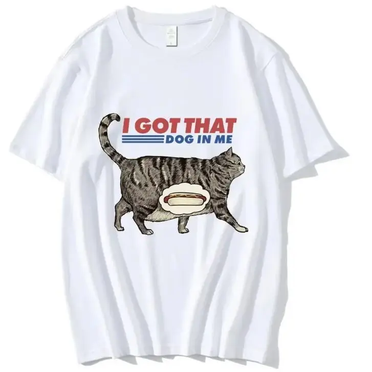 I Got That Dog in Me Cat T-shirt - A T-shirt Featuring a Cat with a Hot Dog in Its Mouth, Suitable for Both Men and Women.