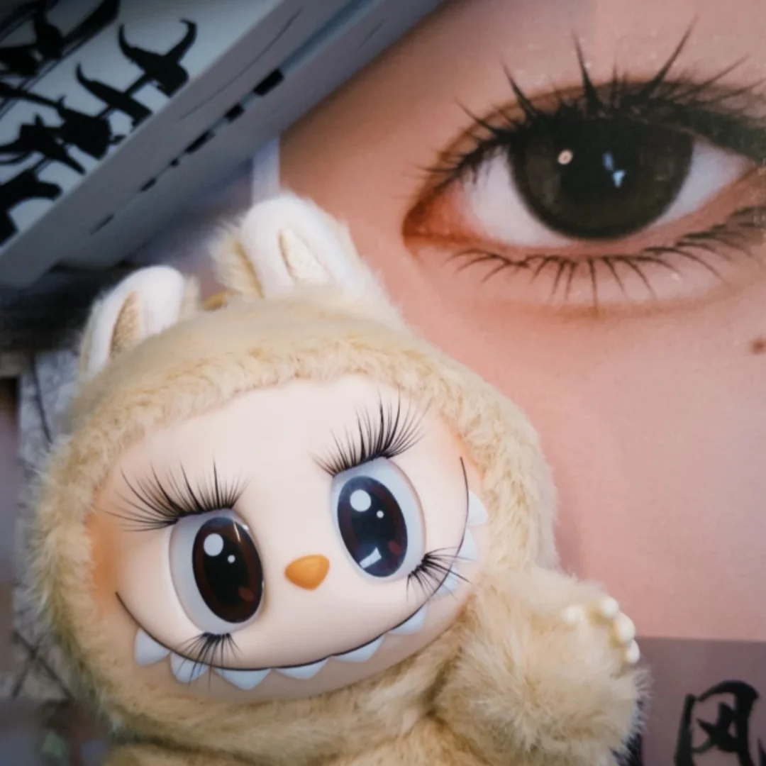 

Labubu accessories imitate real and fake eyelashes, enlarge the beautiful eyelashes of the eyes, just as beautiful as you