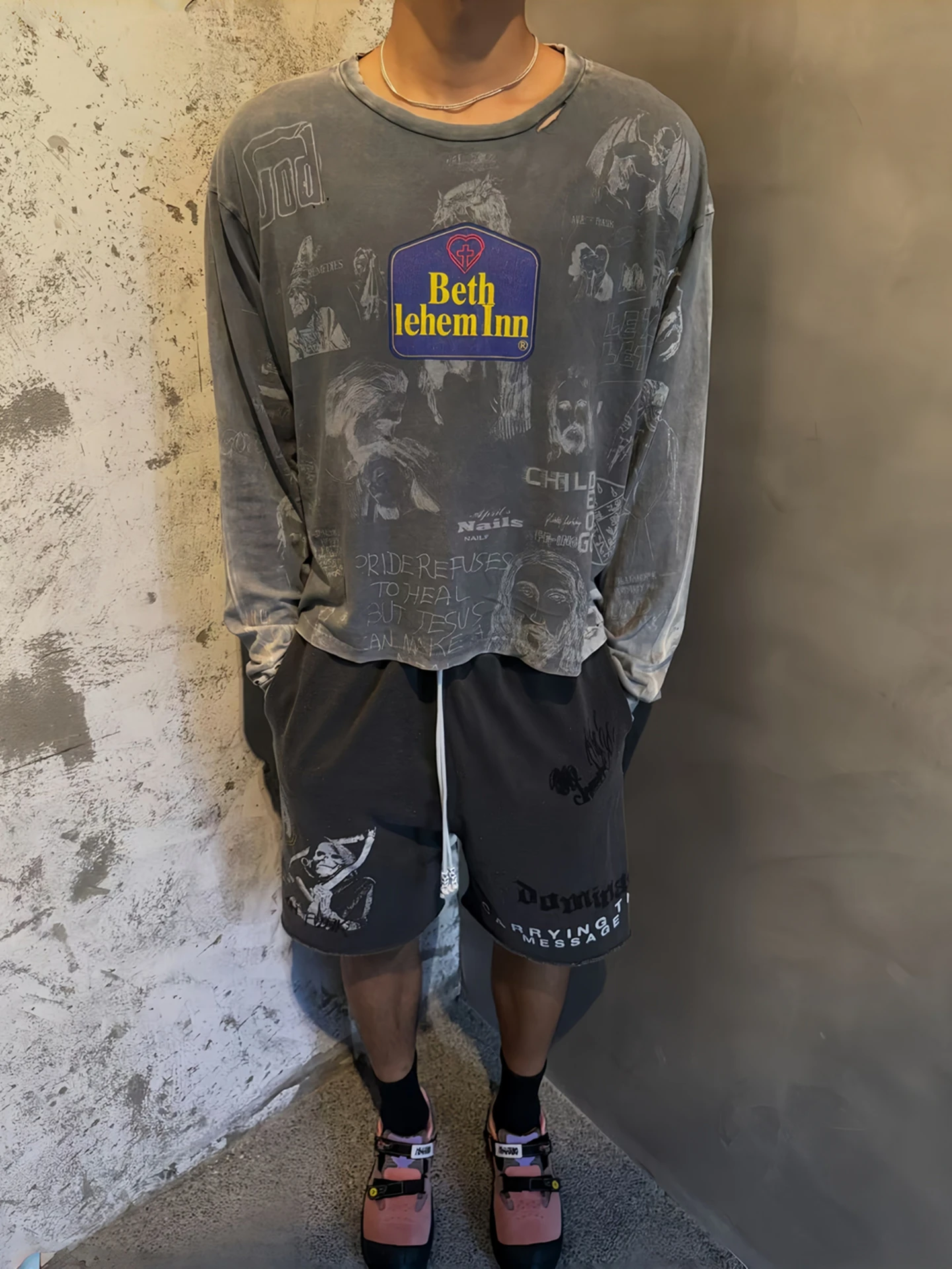 Washed Vintage Graffiti Loose Long Sleeve T-Shirt Unisex Gradient Color Hole Letter Cotton Comfortable Breathable Fashionable