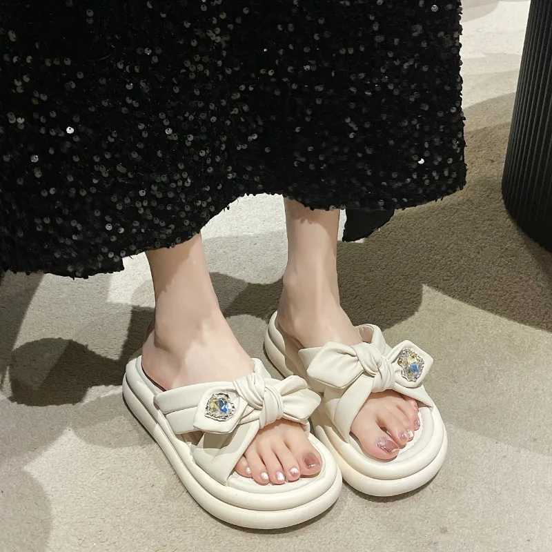 

Comemore 2024 Summer New Fashion Bow Rhinestone Thick Bottom Beach Slippers Elegant Shoes Casual Platform Flat Sandals White