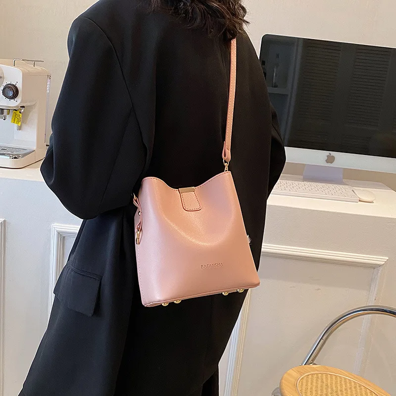 

2025 Spring and Summer Retro Commuter Tote Bucket Bag Niche Casual Slanting Cross Shoulder Bag Fashion Advanced Sense Small Bag