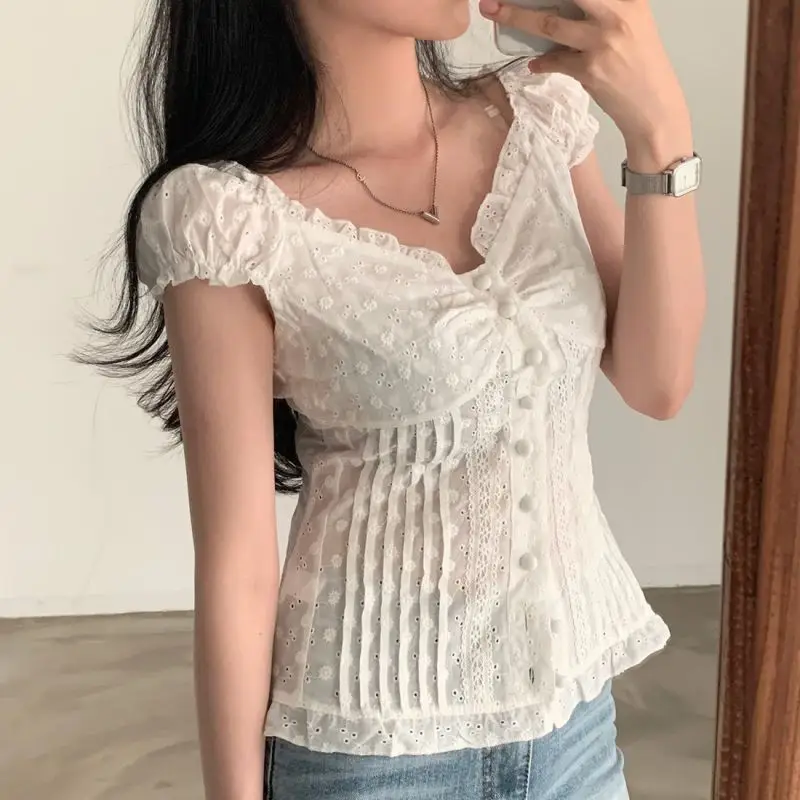 Blusa Fena de Chiffon Psada com Decote V e Detalhes em Renda, Estilo Vintage com Efeito Emaecedor, Manga Curta Bufan...