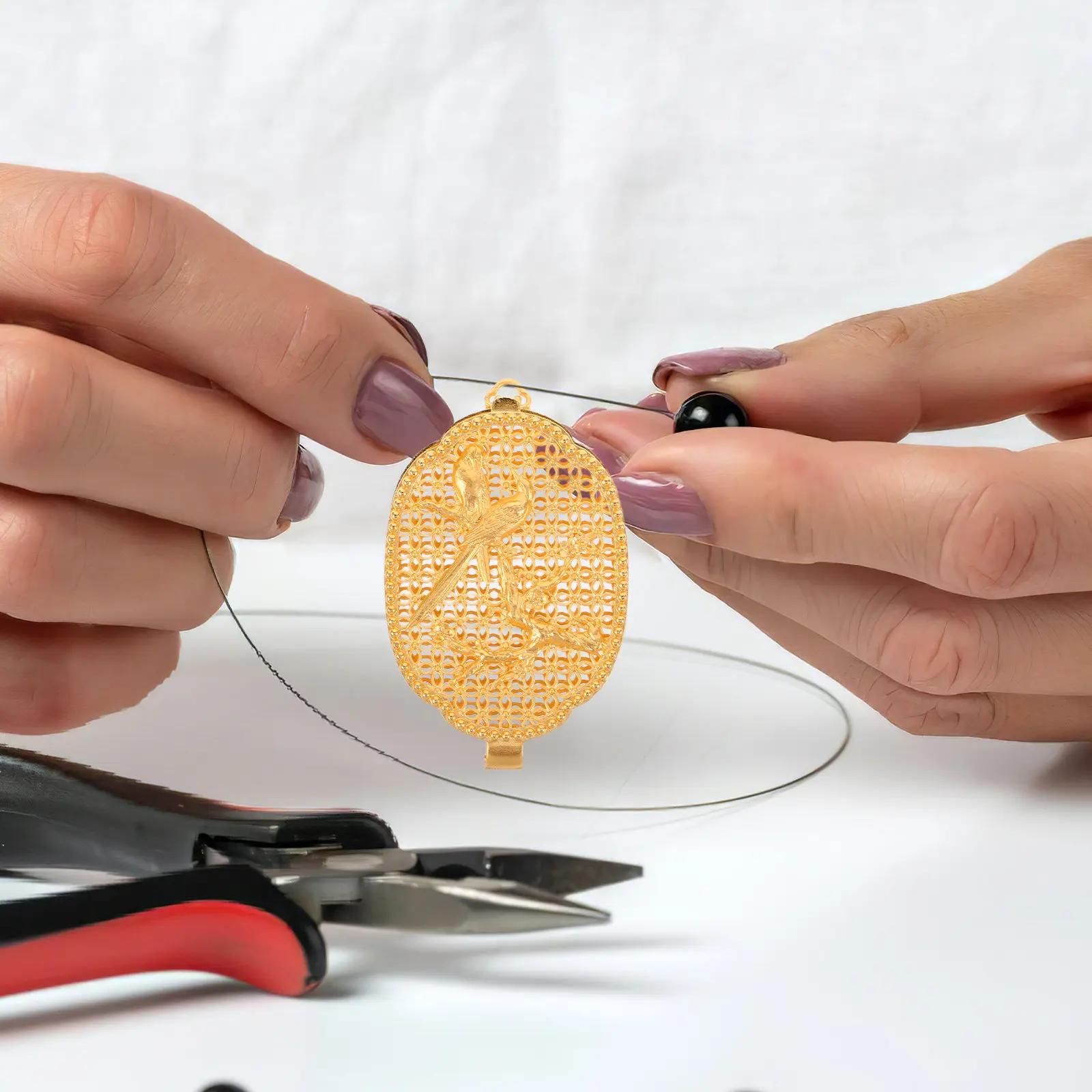 

Vintage Copper Hollow-Out Magpie Essential Oil Diffuser Locket Pendant for Women Aromatherapy Fragrance Perfume Decorative