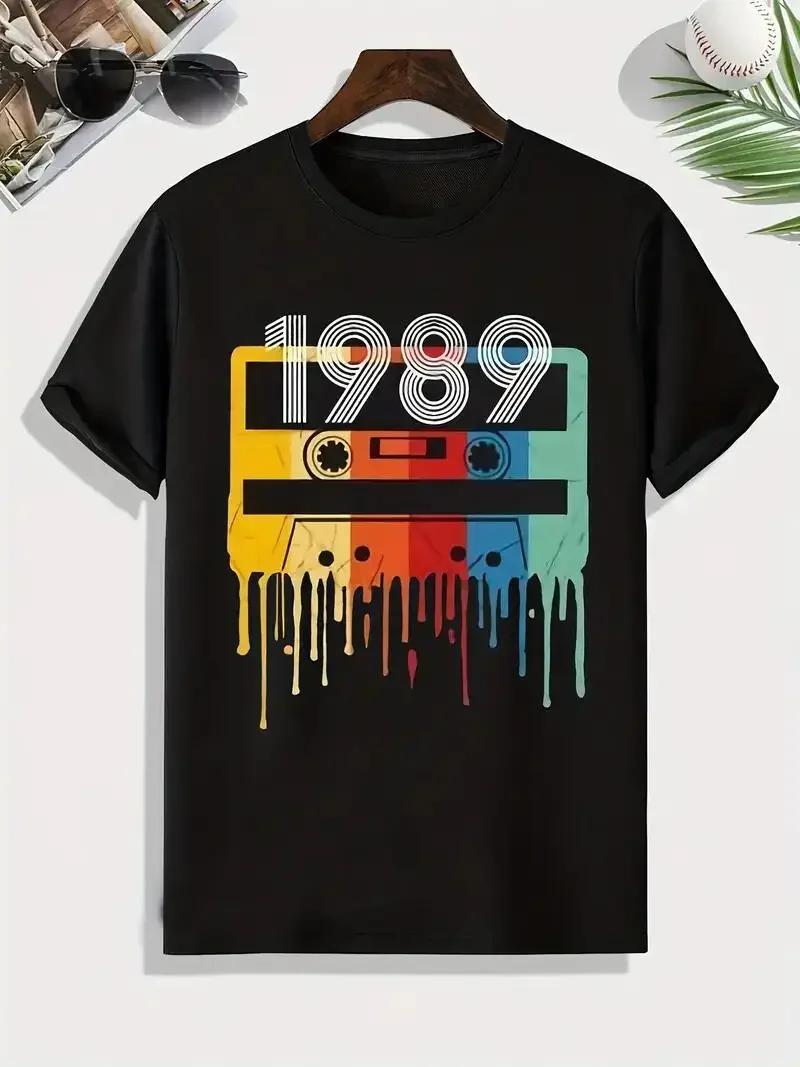 Retro 1989 Tape Graphic Print Men\'s Creative Top, Casual Slightly Stretch Short Sleeve Crew Neck T-shirt, Men\'s Tee For Summer