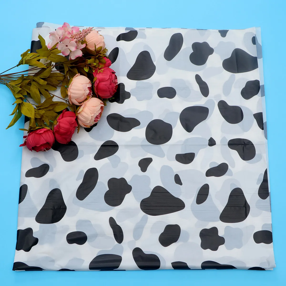 

2Pcs Disposable Cow Print Tablecloth Rectangular Lightweight Rollable One-Piece Design for Party Banquet Christmas Home Outdoor