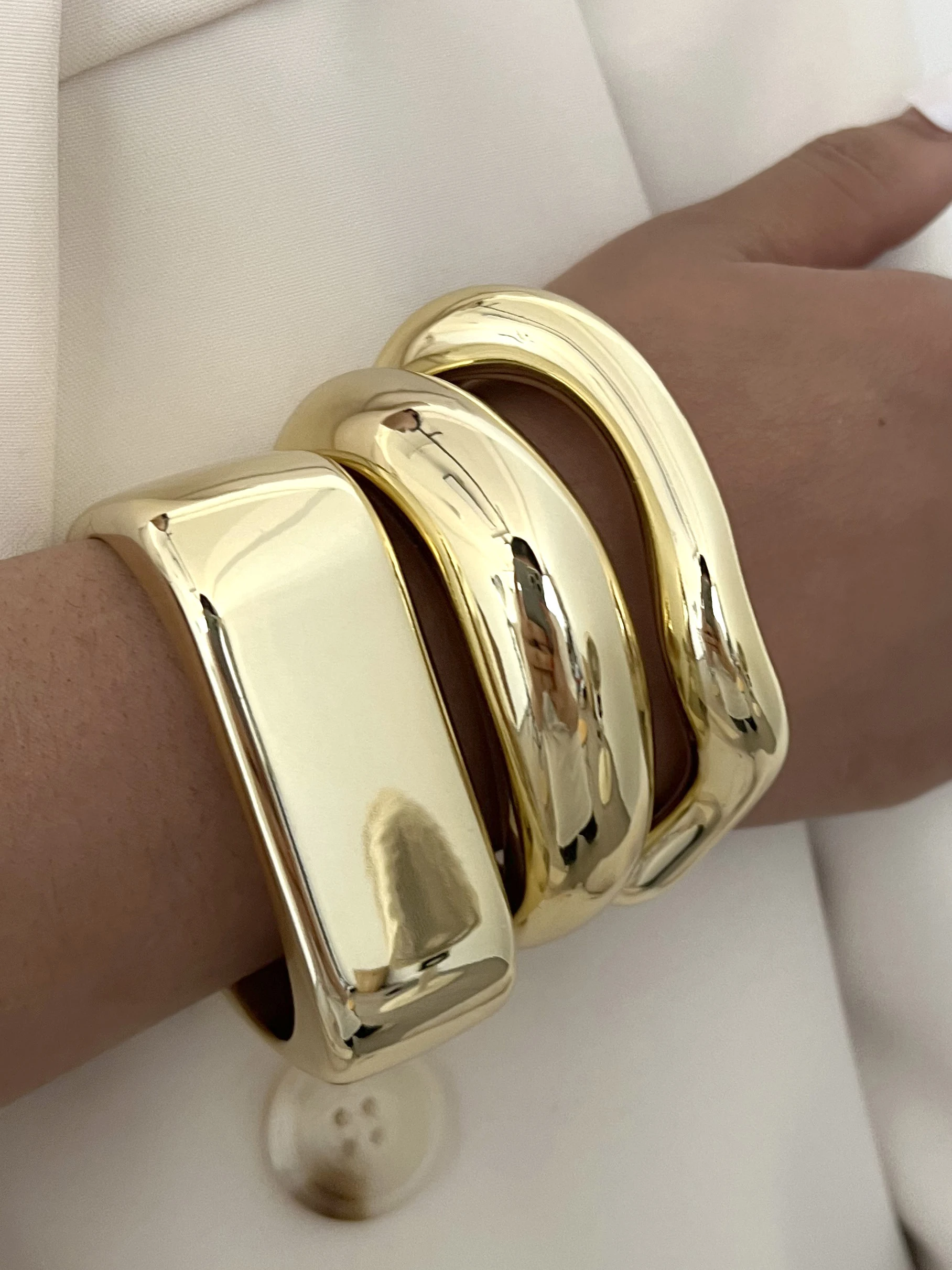 مجموعة أساور مفتوحة من الراتنج باللون الذهبي مبالغ فيها ومزخرفة مكونة من 3 قطع للنساء، مناسبة للارتداء اليومي والحفلات والمواعيد وحفلات الزفاف والمهرجانات وكهدية #3