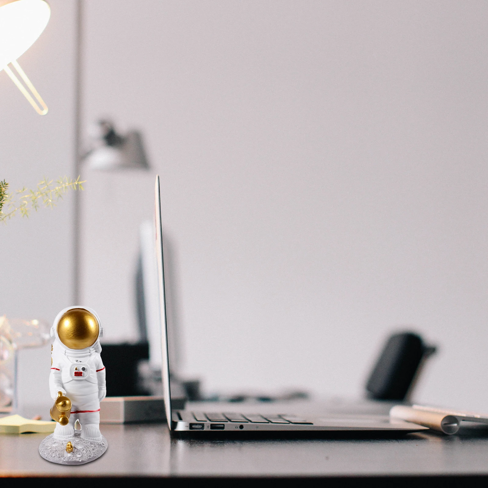 

Spaceman Statue Flower Desktop Decoration Resin Astronaut Sculpture Safe for Home Office Party Astronaut Statue