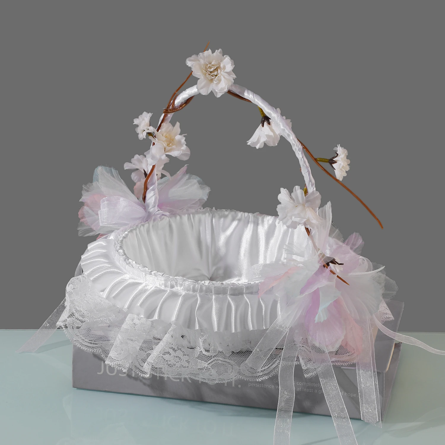 cesta-de-flores-eterea-e-esplendida-para-damas-de-honra-em-casamentos