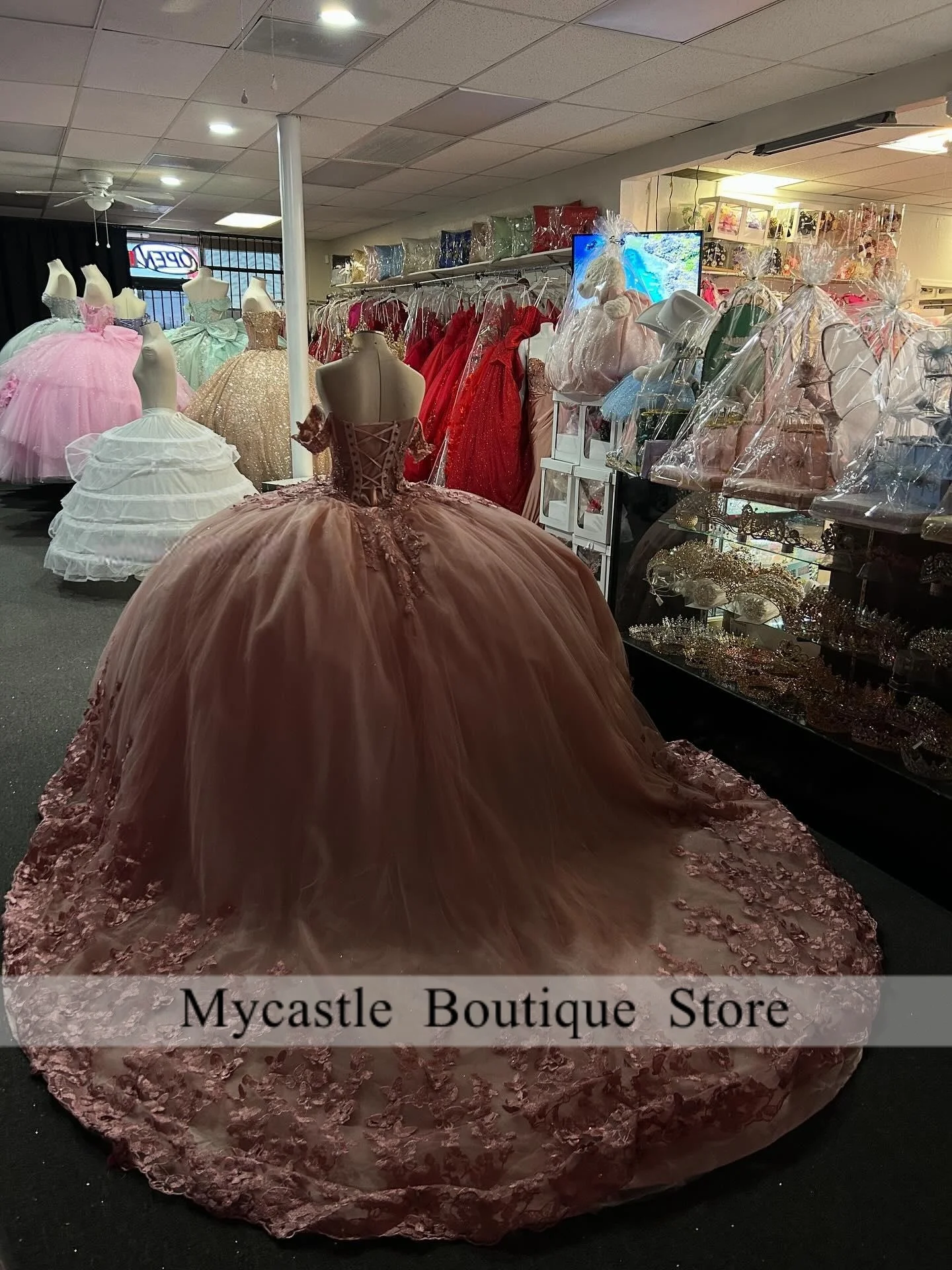 وصل جديد مخصص الوردي ثلاثية الأبعاد زهرة قبالة الكتف فساتين Quinceanera 2025 زين الحلو 16 فستان الكرة ثوب Quinceanera