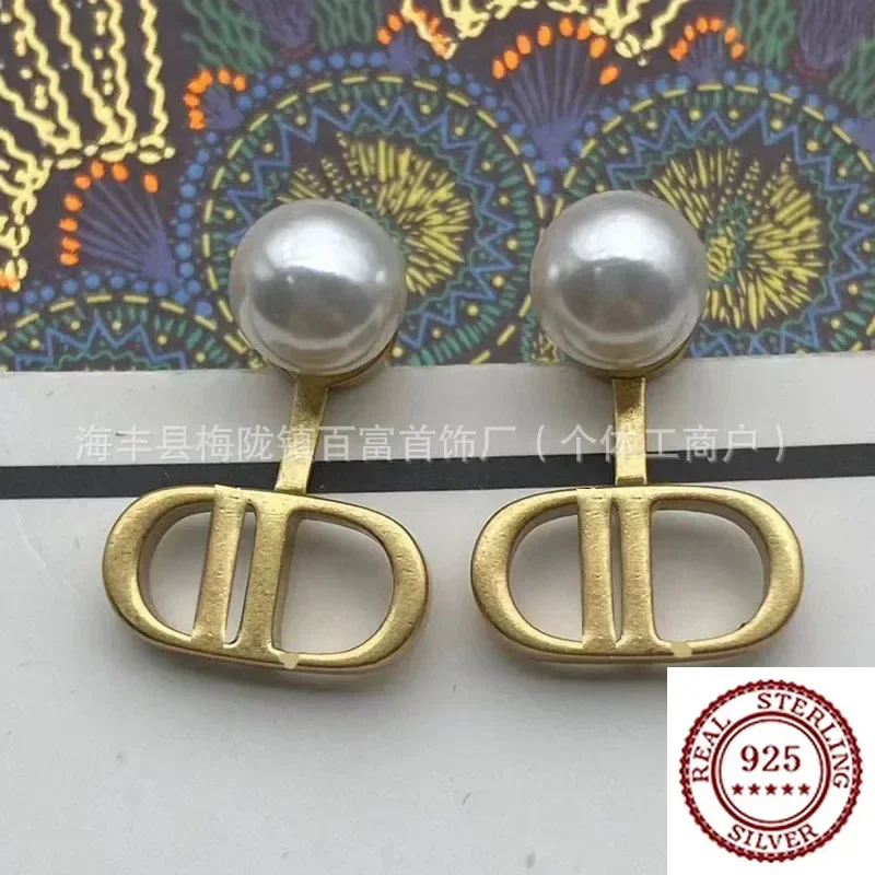 

2025 новые трендовые серьги из стерлингового серебра DIY с буквами для компакт-дисков, жемчужные ретро-модные классические высококачественные серьги со свиным носом