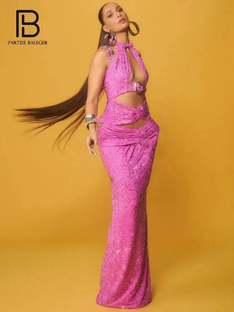 PB 핫 핑크 컷아웃 바디콘 맥시 드레스 – 버클 디테일이 있는 글래머러스한 백리스 파티 가운 홀터넥 바디콘 베스티도스