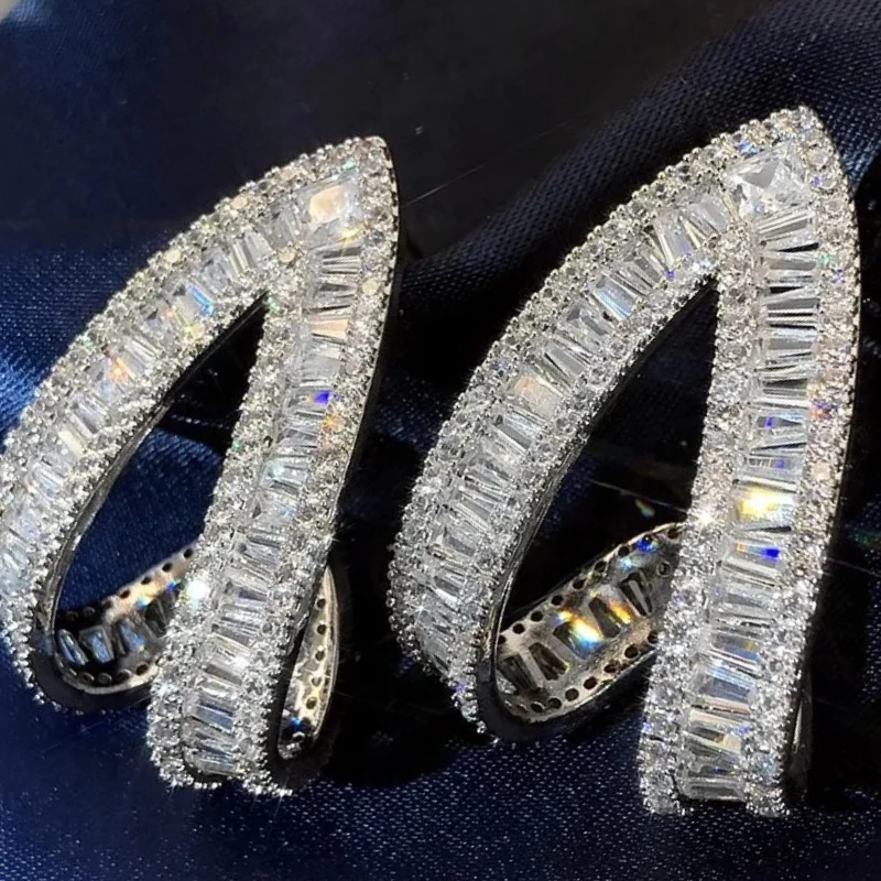 

2026 New The Bride's Wedding Accessories Are Exquisite and Shiny, with Triangular Hollow Design Earrings That Are Elegant