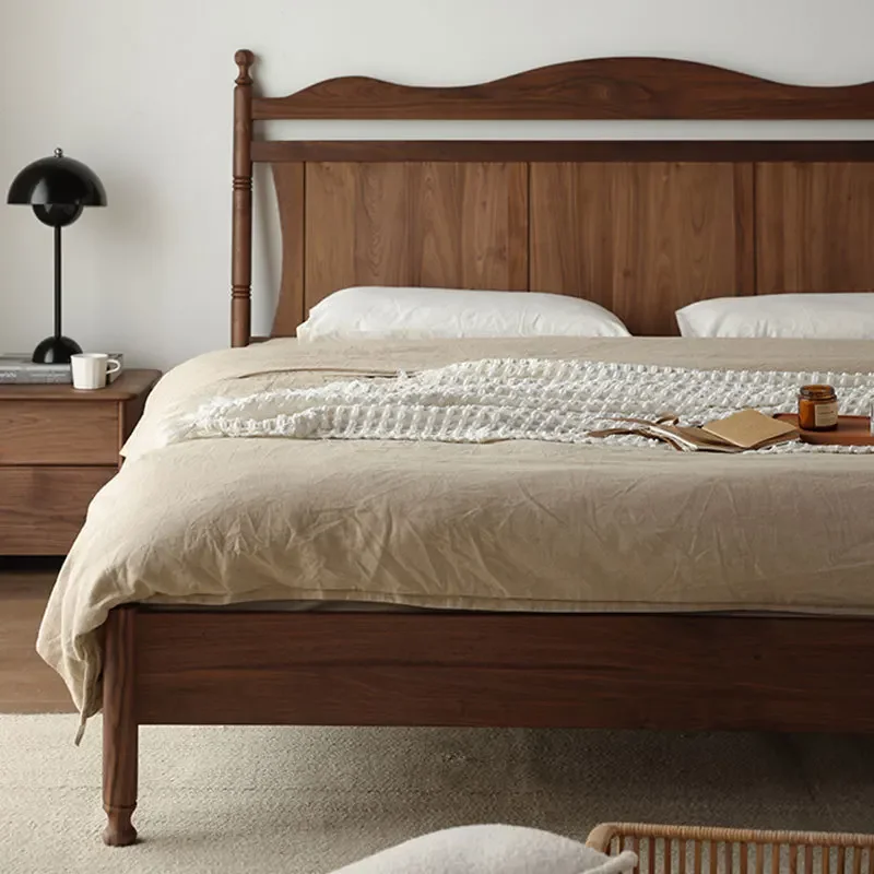 Tempat tidur pengantin kayu walnut hitam Nordik 1,8 meter, gaya retro Amerika dengan kolom Romawi, tempat tidur ganda kayu solid untuk kamar tidur utama