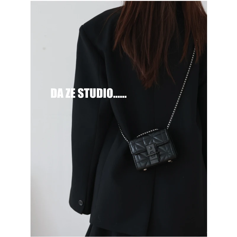 حقيبة كتف صغيرة للنساء بتصميم أنيق وجودة عالية مع سلسلة حمل سوداء، حقيبة صيفية عصرية صغيرة من الجلد الصناعي الناعم مع إغلاق ب...