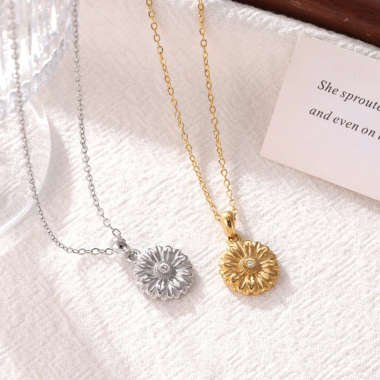 Stainless Steel Vintage Flowers Pendant Daily Chic Necklace 18K Plated Stain Less Metal Neck Fashion Jewelry Waterproof