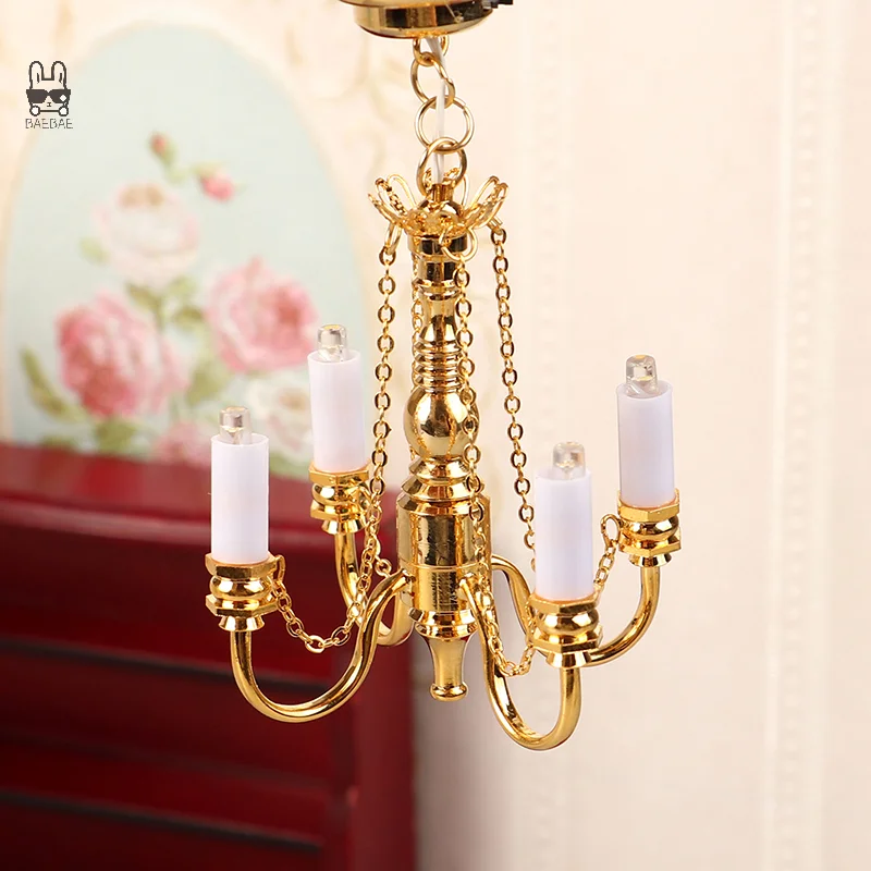 Lámpara de techo LED en miniatura para casa de muñecas, candelabro dorado, luces de iluminación, funciona con pilas, modelo de muebles, juguete de decoración, 1:12