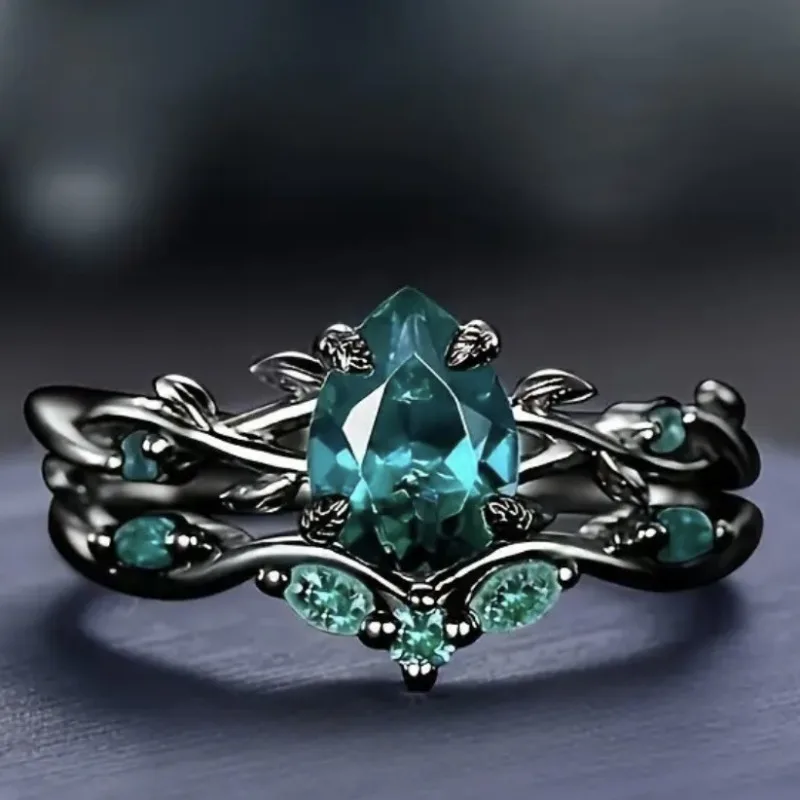 New Fashion Gun Black Couple Rings, Inlaid Emerald Green Zircon, European INS Trend, Elegant Engagement Daily Jewelry for Women