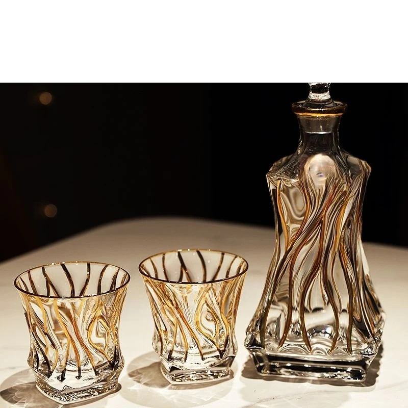 Set di vino con bottiglia di vino, tazza d'oro con tracciamento in vetro di cristallo, tazza di vino straniero