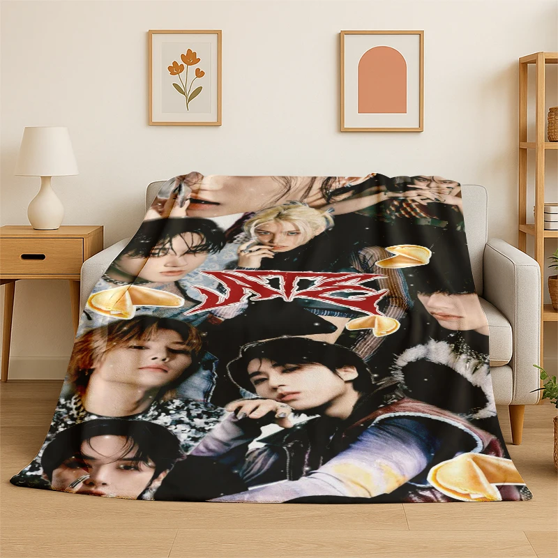 Kpop Stray Kids Music Star Flanelldecke, weiche, warme Überwurfdecke für Schlafzimmer, Wohnzimmer, Bett, Reisen, Camping, Picknick, Geschenk