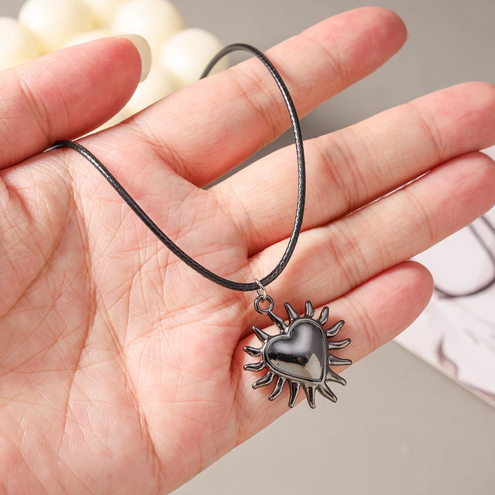 Aihua Hip-Hop Halskette mit Sonne-Mond-Stern-Anhänger in Gunmetal-Schwarz für Damen und Herren, Punk-Stil mit schwarzem Seilband, Y2K-Party-Schmuckgeschenke – Detail 18
