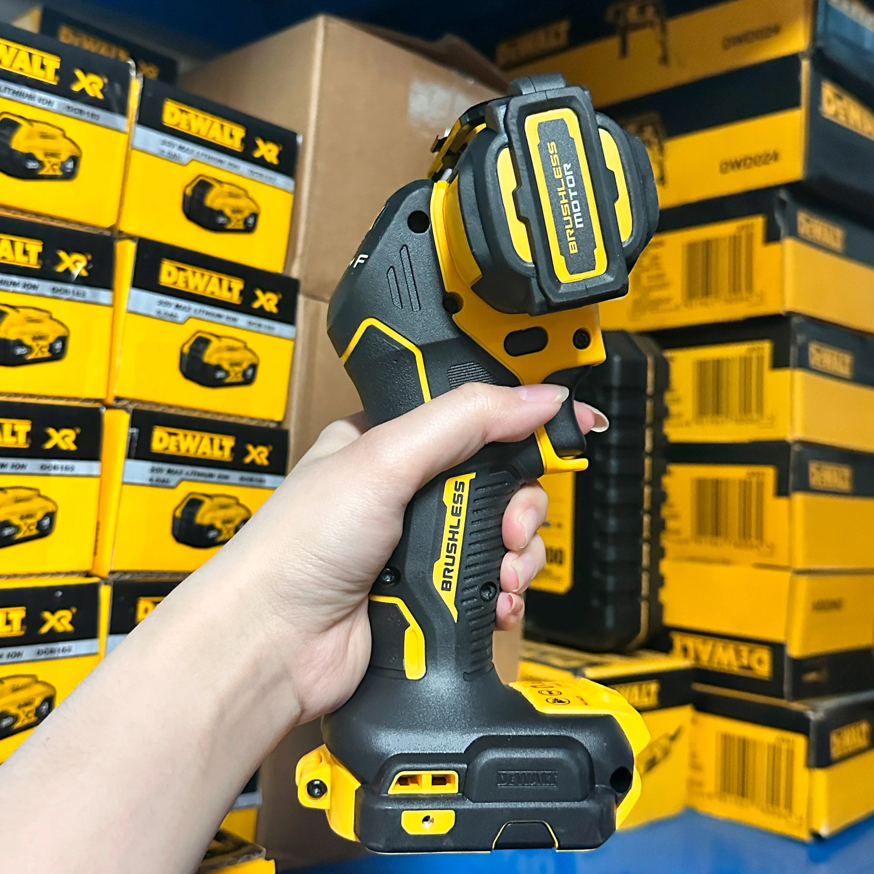 Imagem -03 - Brushless Serra Circular Elétrica sem Fio Mini Recarregável Ferramenta de Corte Portátil Corte Ferramentas Elétricas 20v Dewalt-dcs438