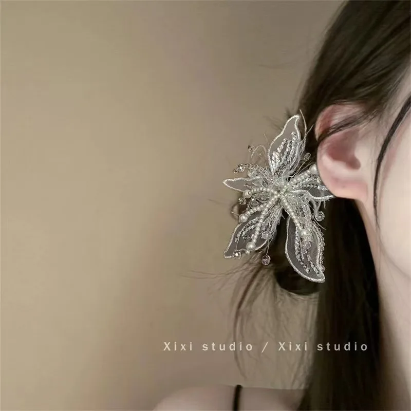 Weiße Spitzen-Schmetterlings-Haarspange mit Federn und Perlen, Elegantes Braut-Haaraccessoire für Hochzeiten, Abschlussbälle und Romantische Anlässe – Detail 3