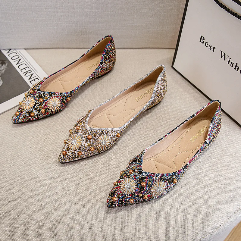 2024 nuove donne a punta mocassini con strass piatti rivetti autunnali classico Ladie Flats scarpe ballerine da donna scarpe da barca morbide