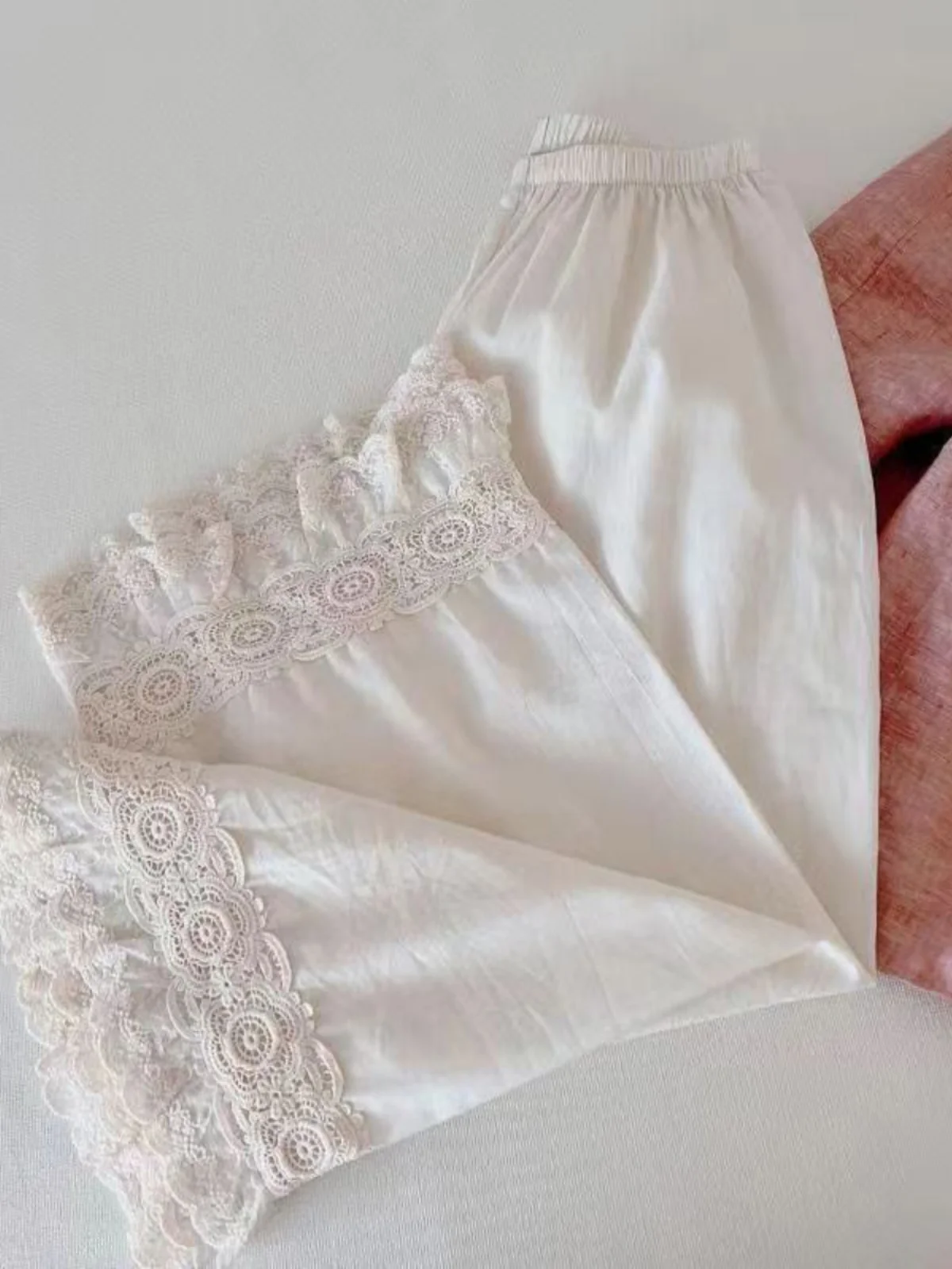 

Свободные повседневные кружевные лоскутные прямые брюки из девяти предметов, большие размеры, женские свободные драпированные тонкие широкие брюки, летние