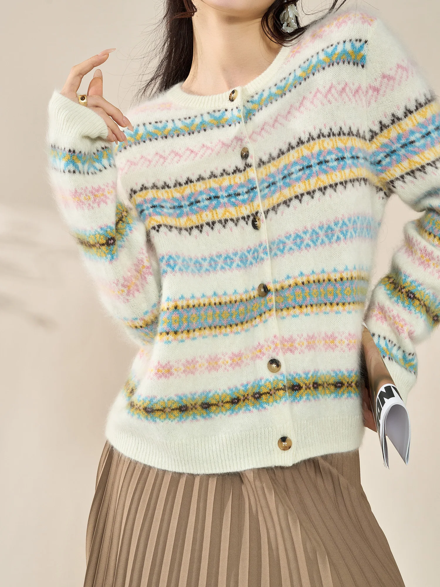 

Женский повседневный кардиган Flowing Era с уникальной вязаной цветочной вышивкой, круглым вырезом и открытым передом, из мягкого полиэфирного волокна