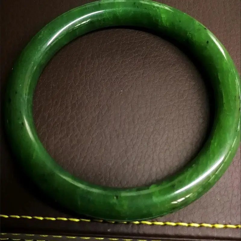 Yang Green Beauty Strip fashionable and beautiful, natural Hetian jade a perfect example of nature's artistry