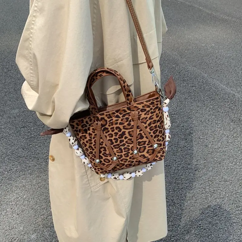 

This Year, Suede Casual Bucket Bags Are Popular in Autumn, and Messenger Bags Are Popular. Delicate Foreign-style Shoulder Bags.