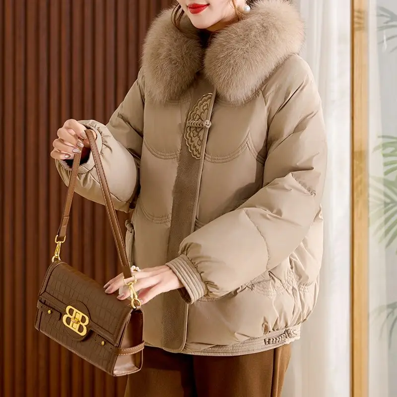 Damska krótka kurtka puchowa z bawełny, ocieplana, z grubym, ciepłym kołnierzem z futra, haftowana, z falistym wykończeniem, parka, płaszcz wierzchni.