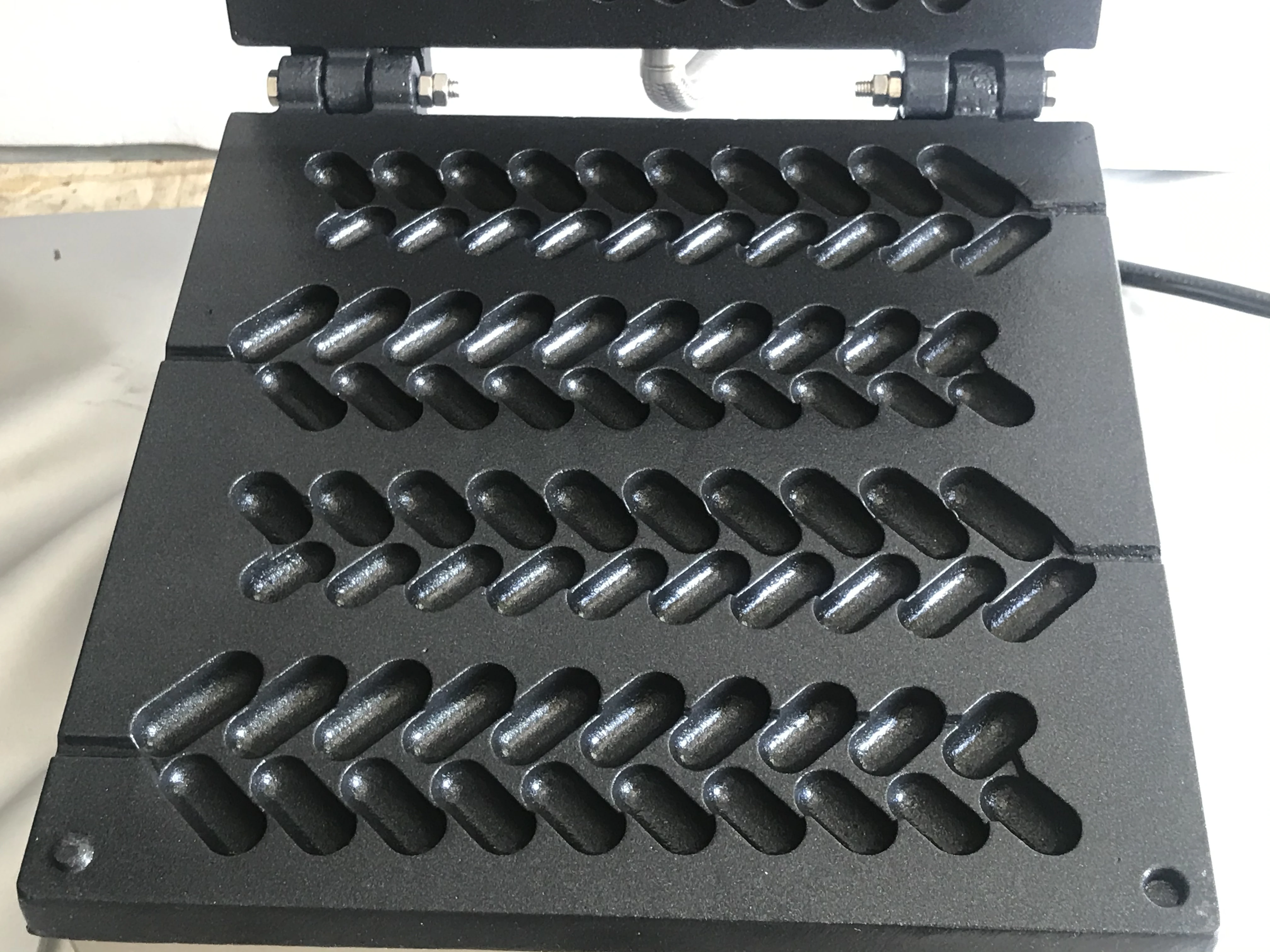Electric Pine Tree Shaped Cake Machine Commercial 4-Piece Set Leaf Waffle Baking Iron Commercial Grade Lolly Waffle Baker Oven