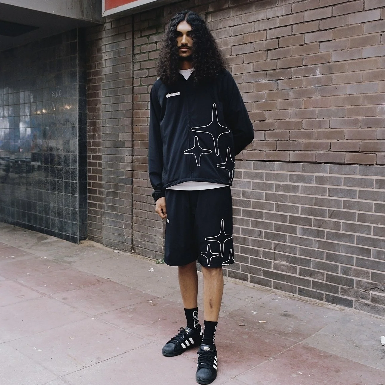 

Американская ветровка свободного кроя с молнией и принтом в виде звезд, легкая и портативная, для повседневной носки, подходит для всех сезонов.