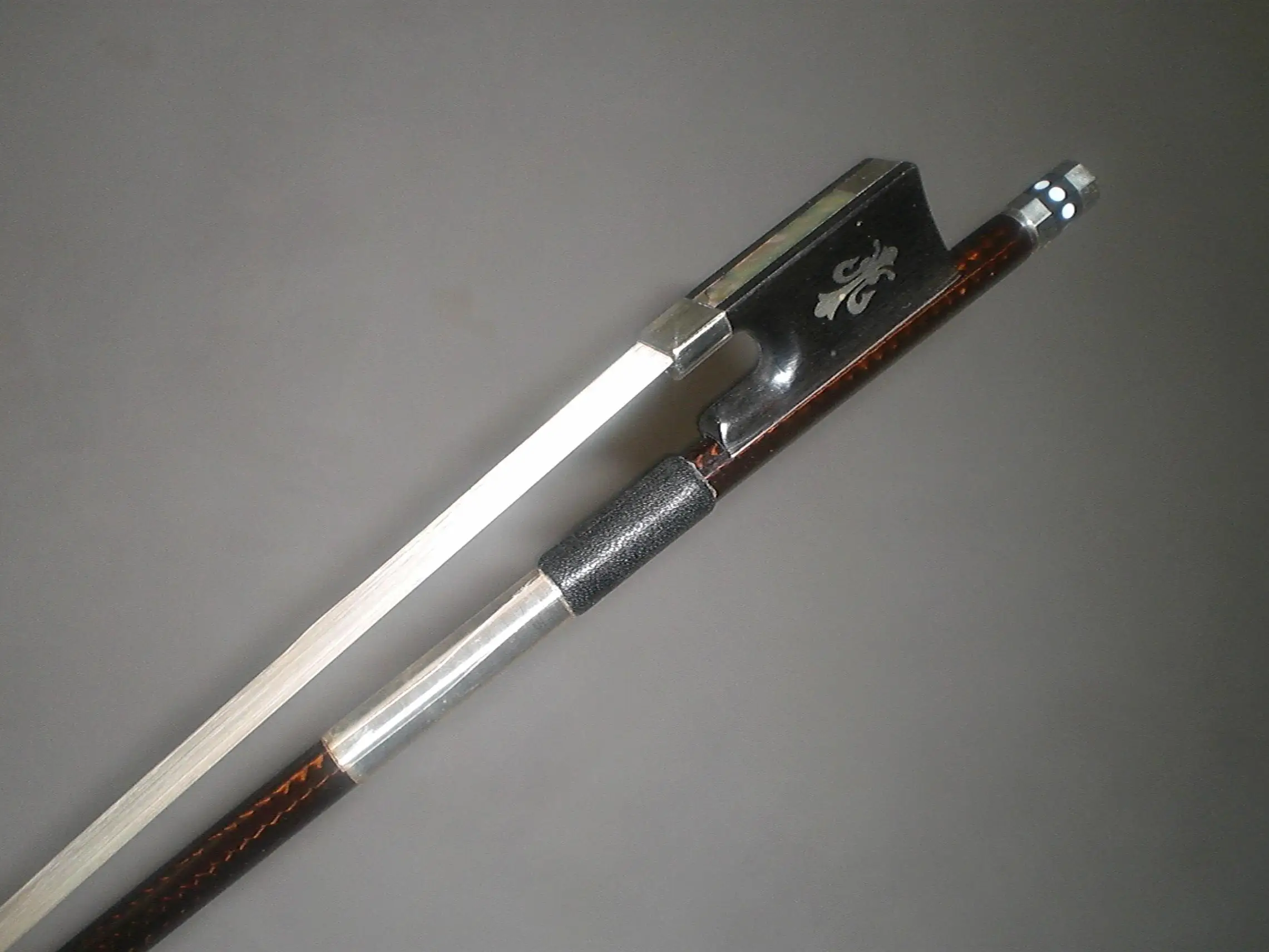 

1 PC Coffee Color Violin Bow 4/4 Carbon Fiber With Grids Ebony Frog White Bow Hair