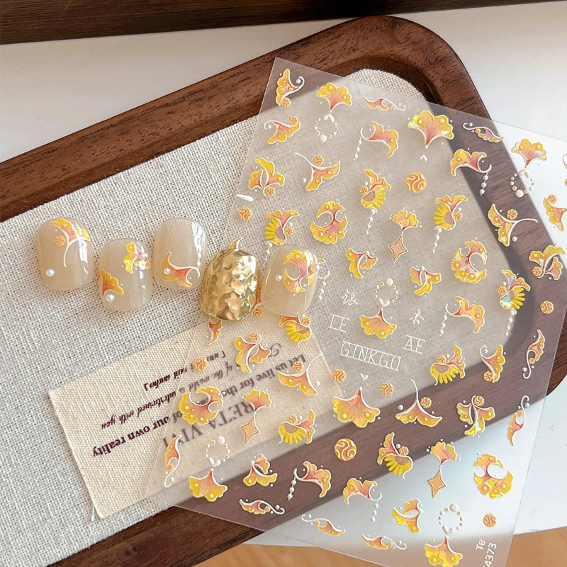 1 Stück geprägter, schalenförmiger, leuchtender Ginkgo-Nagelaufkleber, exquisites funkelndes Design mit selbstklebender Rückseite, geeignet für jede Nagelform