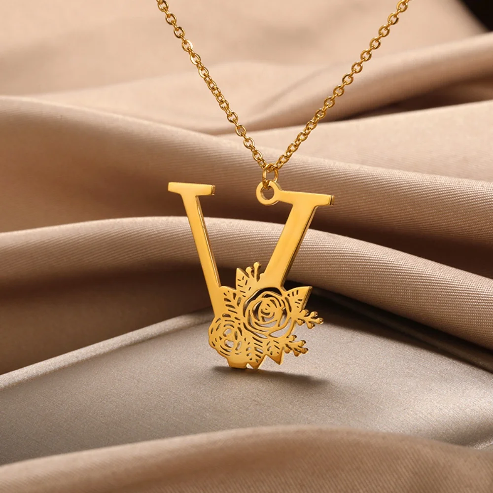 

LeeChee New Arrival 18k Gold-Plated Stainless Steel Letter Pendant Women Rose Clavicle Chain 26 English Letter Necklace