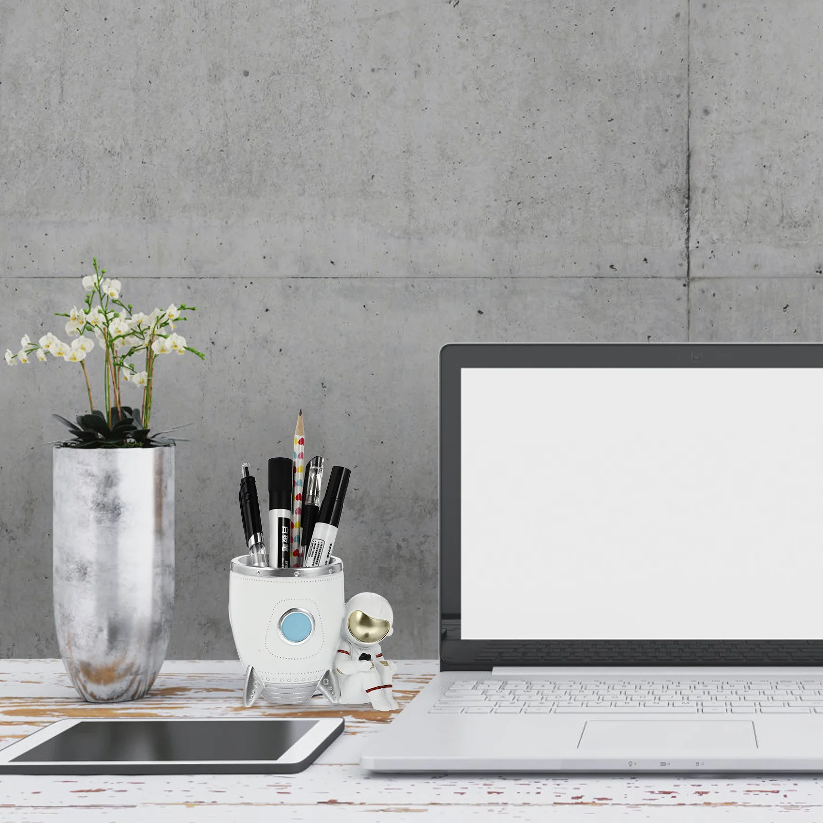 

Practical Resin Astronaut Rocket Pen Holder Desktop Stationery Storage Resin Craft Desktop Decoration Office Home Ornament