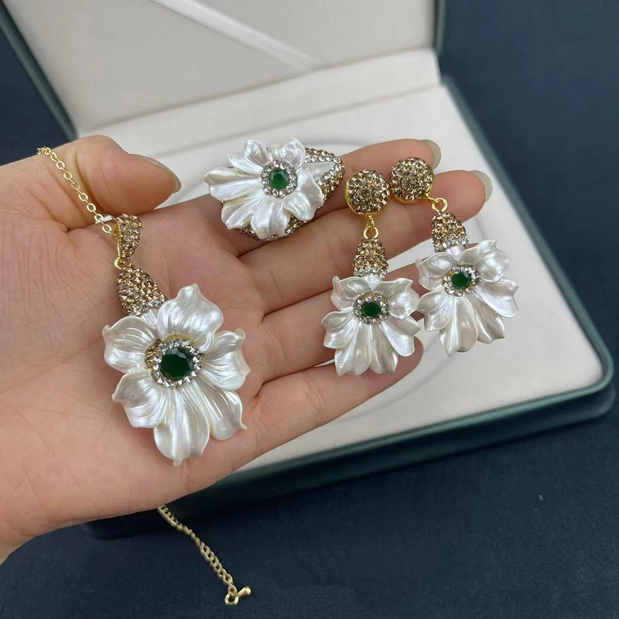 

Rose Three-D Lily Flower Shell Pearl Jewelry Set for Women Red Green Glass Rhinestone Necklace Rings Earrings For Women Party
