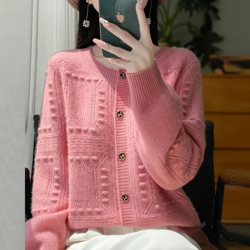 سترات نسائية 2025 قميص محبوك متين بصدر واحد سترة ربيع الخريف موضة كورية سترات برقبة دائرية ملابس خارجية متماسكة