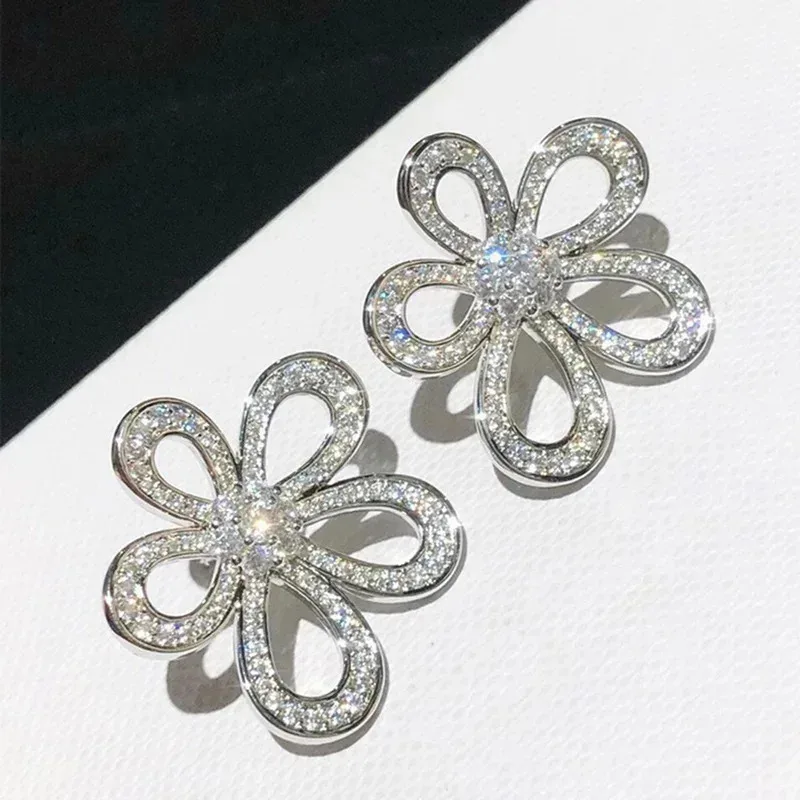 

Модные женские украшения 2026: изысканные серьги-гвоздики с цирконами в форме цветка подсолнуха – идеальный подарок для свиданий и вечеринок